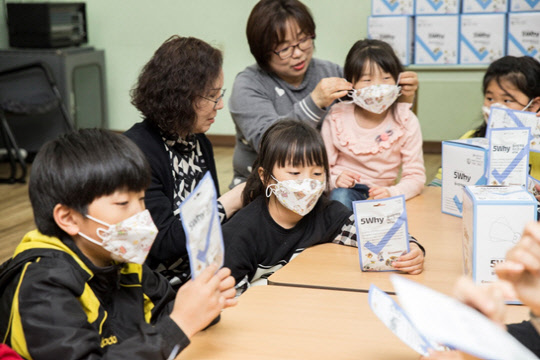 지난 23일 보령컨슈머가 보령제약그룹 사회복지법인 보령중보재단이 후원하고 있는 서울 종로구에 위치한 지역아동센터 12곳에 '5Why 미세먼지 마스크'를 기부했다. 아이들이 '5Way 미세먼지 마스크 소형'을 착용하고 있다.(보령제약그룹 제공)